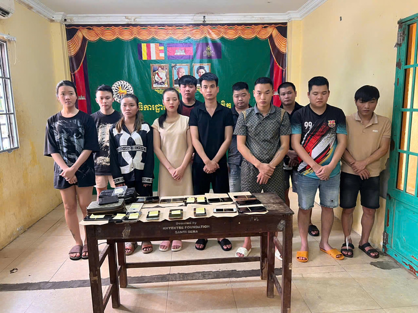 Các đối tượng cùng tang vật vụ án Các đối tượng cùng tang vật vụ án