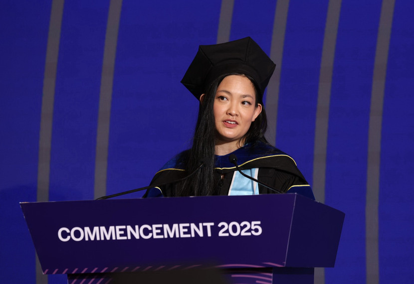 Amanda Nguyễn phát biểu trong buổi lễ tốt nghiệp tại trường Đại học Fulbright Việt Nam ngày 7-6