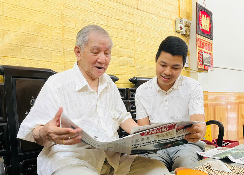 Tác giả tới thăm nhà và trò chuyện cùng cựu danh thủ Công an Hà Nội Trần Đình Đức