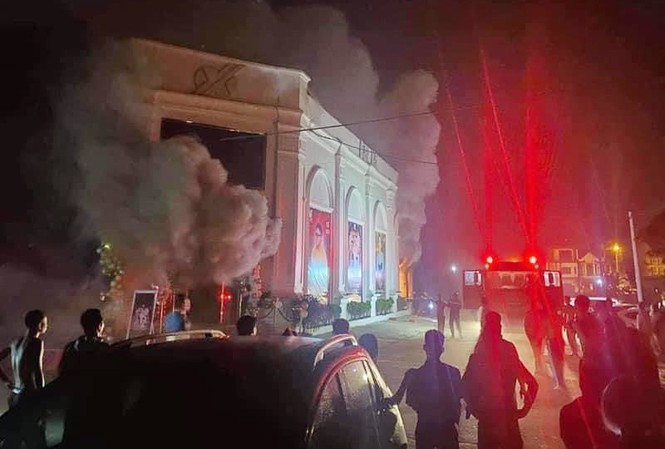 Trong quá trình đốt pháo điện mừng sinh nhật quán 1 năm, tia lửa bắn lên sát trần nhà gây cháy Trong quá trình đốt pháo điện mừng sinh nhật quán 1 năm, tia lửa bắn lên sát trần nhà gây cháy