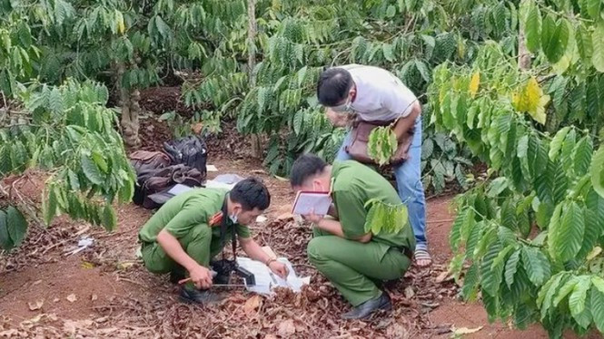 Lực lượng công an thu thập dấu vết tại hiện trường Lực lượng công an thu thập dấu vết tại hiện trường
