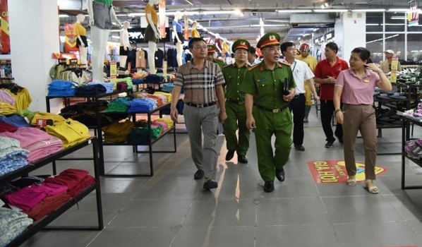 Lực lượng chức năng kiểm tra chợ, trung tâm thương mại trên địa bàn thị xã Sơn Tây