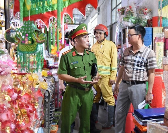 Nhắc nhở, hướng dẫn sắp xếp hàng hóa đảm bảo an toàn PCCC