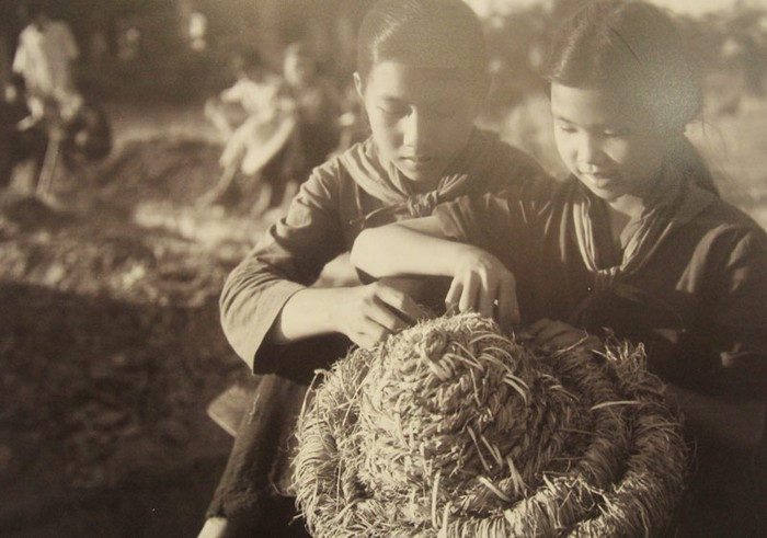 Học sinh đan mũ rơm chống mảnh bom thời chiến Học sinh đan mũ rơm chống mảnh bom thời chiến