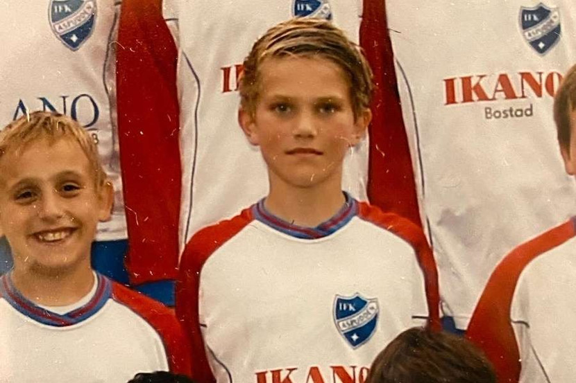 1. Viktor Gyokeres tên đầy đủ là Viktor Einar Gyökeres, sinh ngày 4-6-1998, tại Stockholm, Thụy Điển. Cầu thủ này nuôi dưỡng đam mê bóng đá ở đội bóng quê hương Brommapojkarna trước khi được ra mắt đội 1 năm 2017 có hơn 50 lần ra sân. 1. Viktor Gyokeres tên đầy đủ là Viktor Einar Gyökeres, sinh ngày 4-6-1998, tại Stockholm, Thụy Điển. Cầu thủ này nuôi dưỡng đam mê bóng đá ở đội bóng quê hương Brommapojkarna trước khi được ra mắt đội 1 năm 2017 có hơn 50 lần ra sân.