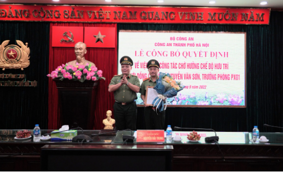 Trung tướng Nguyễn Hải Trung trao quyết định, tặng hoa chúc mừng Đại tá Nguyễn Văn Sơn Trung tướng Nguyễn Hải Trung trao quyết định, tặng hoa chúc mừng Đại tá Nguyễn Văn Sơn