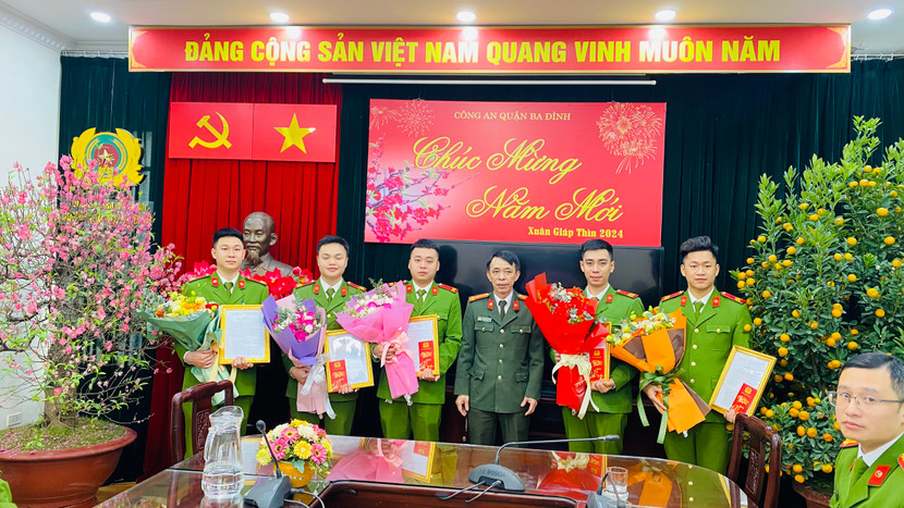 Chỉ huy CAQ Ba Đình chúc mừng các chiến sỹ hoàn thành nghĩa vụ CAND Chỉ huy CAQ Ba Đình chúc mừng các chiến sỹ hoàn thành nghĩa vụ CAND