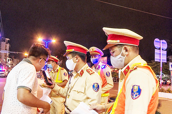 Việc sử dụng phương tiện đo nồng độ cồn trong hơi thở được quy định tại Luật Xử lý vi phạm hành chính sửa đổi và Nghị định 135/2021/NĐ-CP Việc sử dụng phương tiện đo nồng độ cồn trong hơi thở được quy định tại Luật Xử lý vi phạm hành chính sửa đổi và Nghị định 135/2021/NĐ-CP