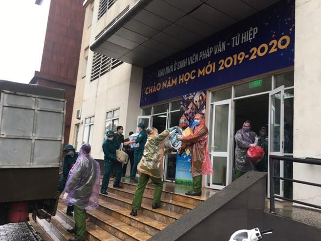 CAQ Hoàng Mai tham gia vận chuyển đồ đạc, tài sản giúp nhân dân tại khu cách ly Pháp Vân - Tứ Hiệp