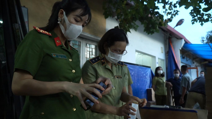 Lực lượng Công an - Quản lý thị trường kiểm tra sản phẩm mỹ phẩm có dấu hiệu giả mạo Lực lượng Công an - Quản lý thị trường kiểm tra sản phẩm mỹ phẩm có dấu hiệu giả mạo