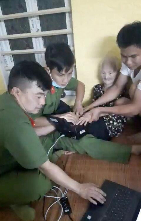 Đến tận nhà phục vụ người cao tuổi làm thủ tục cấp CCCD