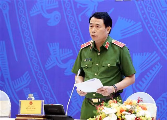 Thứ trưởng Bộ Công an Lê Quốc Hùng trả lời câu hỏi của các phóng viên
