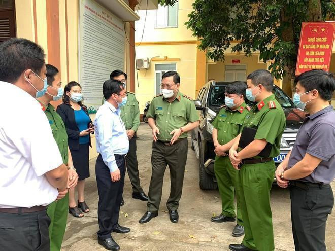 Trung tướng Nguyễn Hải Trung - Ủy viên Ban Thường vụ Thành ủy, Bí thư Đảng ủy, Giám đốc CATP Hà Nội trao đổi cấp cơ sở về công tác cấp căn cước công dân gắn chip điện tử