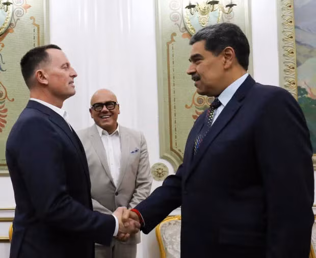 Bức ảnh do Văn phòng Báo chí Tổng thống Venezuela công bố cho thấy Tổng thống Venezuela Nicolas Maduro bắt tay ông Richard Grenell, đặc phái viên của Tổng thống Mỹ Donald Trump, tại Caracas, Venezuela, ngày 31-1-2025 Bức ảnh do Văn phòng Báo chí Tổng thống Venezuela công bố cho thấy Tổng thống Venezuela Nicolas Maduro bắt tay ông Richard Grenell, đặc phái viên của Tổng thống Mỹ Donald Trump, tại Caracas, Venezuela, ngày 31-1-2025