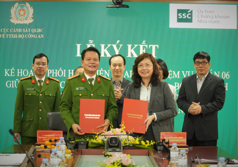 Chủ tịch UBCKNN Vũ Thị Chân Phương và Đại tá Vũ Văn Tấn, Phó Cục trưởng Cục Cảnh sát Quản lý hành chính về trật tự xã hội – Bộ Công an ký Kế hoạch phối hợp triển khai Đề án 06 Chủ tịch UBCKNN Vũ Thị Chân Phương và Đại tá Vũ Văn Tấn, Phó Cục trưởng Cục Cảnh sát Quản lý hành chính về trật tự xã hội – Bộ Công an ký Kế hoạch phối hợp triển khai Đề án 06