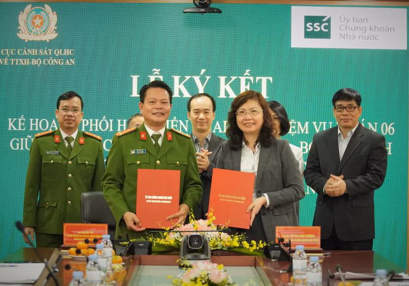 Chủ tịch UBCKNN Vũ Thị Chân Phương và Đại tá Vũ Văn Tấn, Phó Cục trưởng Cục Cảnh sát Quản lý hành chính về trật tự xã hội – Bộ Công an ký Kế hoạch phối hợp triển khai Đề án 06