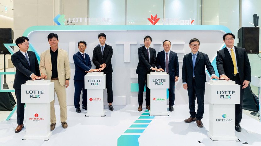 Đại diện VPBank và LOTTE C&F tại sự kiện ra mắt LOTTE FLEX Đại diện VPBank và LOTTE C&F tại sự kiện ra mắt LOTTE FLEX