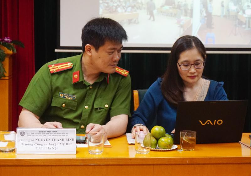 Thượng tá Nguyễn Thanh Bình, Trưởng Công an huyện Mỹ Đức, giao lưu với bạn đọc ANTĐ