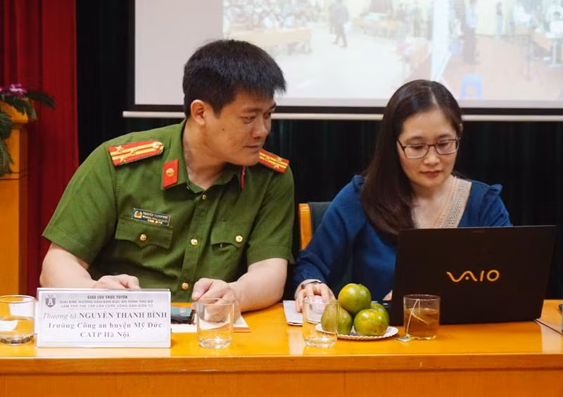 Thượng tá Nguyễn Thanh Bình, Trưởng Công an huyện Mỹ Đức, giao lưu với bạn đọc ANTĐ