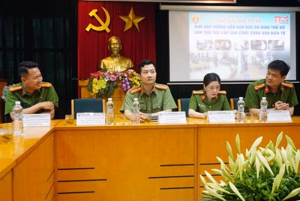 Đại diện lãnh đạo An ninh Thủ đô và khách mời tham gia cuộc giao lưu trực tuyến