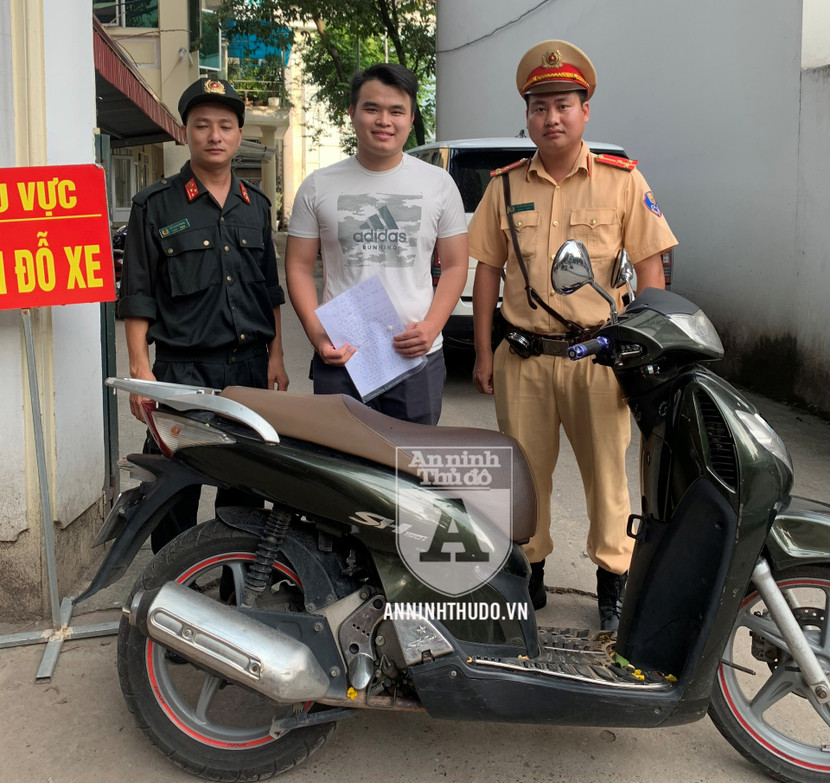 Chủ xe máy vui mừng khi được cán bộ của tổ Y1/141 liên hệ, hướng dẫn thủ tục nhận lại tài sản