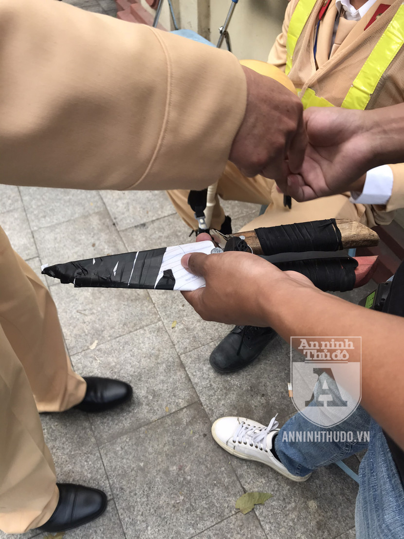 Cảnh sát thu được 2 con dao phóng lợn mà đối tượng giắt ở lưng