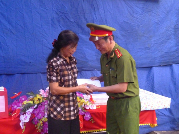 Khánh thành nhà tình nghĩa tặng gia đình liệt sỹ CAND ảnh 6