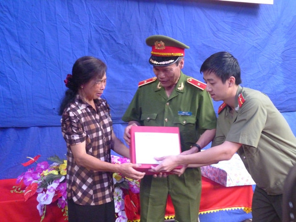 Khánh thành nhà tình nghĩa tặng gia đình liệt sỹ CAND ảnh 5