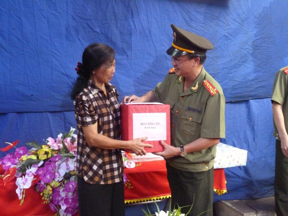 Khánh thành nhà tình nghĩa tặng gia đình liệt sỹ CAND ảnh 4