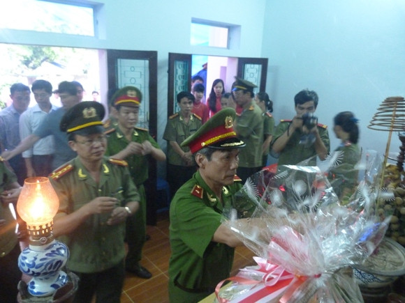 Khánh thành nhà tình nghĩa tặng gia đình liệt sỹ CAND ảnh 2