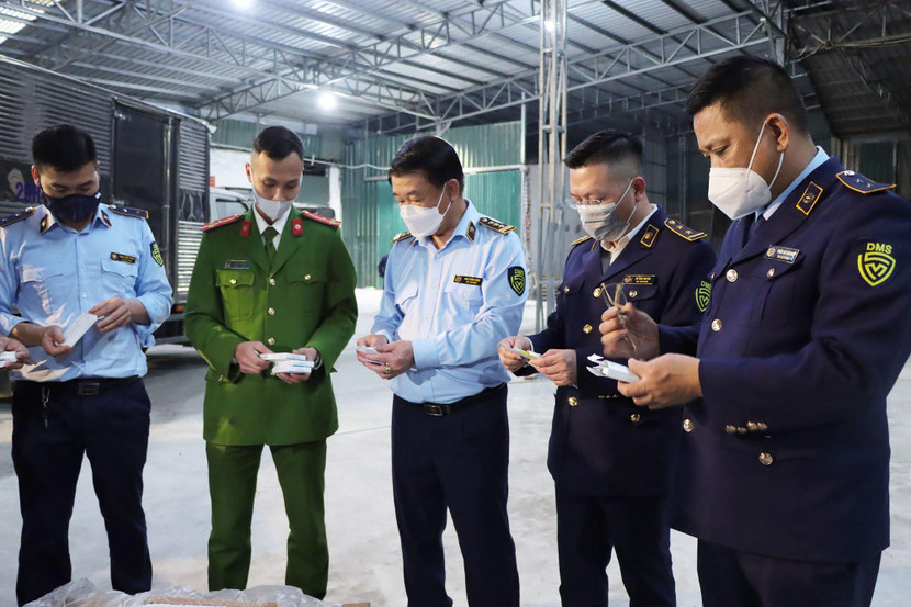 Lãnh đạo Cục QLTT Hà Nội cùng CAQ Hai Bà Trưng tại kho hàng Lãnh đạo Cục QLTT Hà Nội cùng CAQ Hai Bà Trưng tại kho hàng