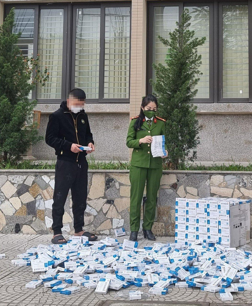 L.H.N chứng kiến cơ quan Công an kiểm đếm số thuốc không rõ nguồn gốc