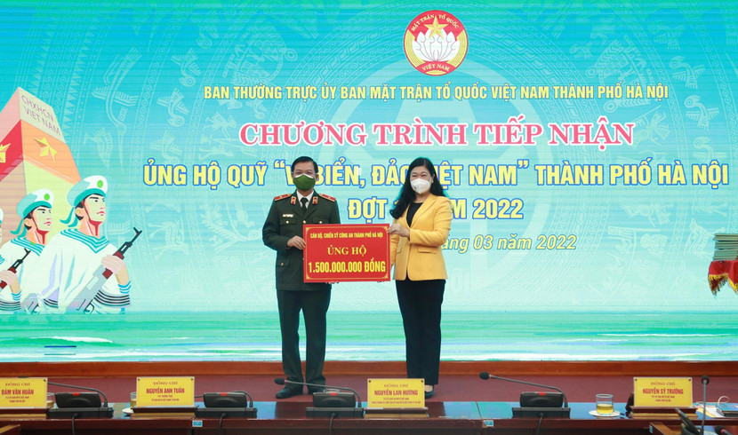 Chủ tịch Ủy ban MTTQ Việt Nam TP Hà Nội Nguyễn Lan Hương đón nhận tấm lòng của CATP gửi tặng Quỹ "Vì biển, đảo Việt Nam"