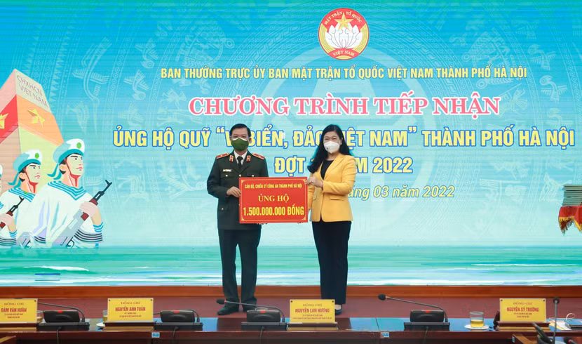 Chủ tịch Ủy ban MTTQ Việt Nam TP Hà Nội Nguyễn Lan Hương đón nhận tấm lòng của CATP gửi tặng Quỹ "Vì biển, đảo Việt Nam"