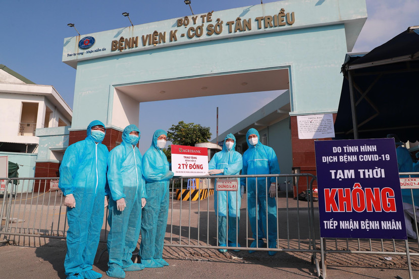 Phó Tổng Giám đốc Nguyễn Thị Phượng và Công đoàn Agribank trao kinh phí hỗ trợ phòng chống Covid-19 cho Bệnh viện K