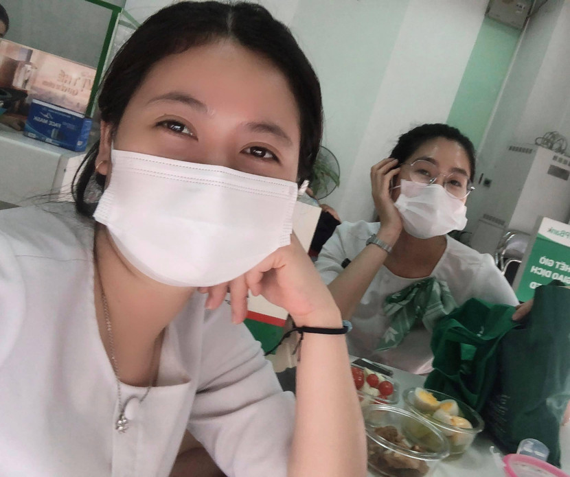 Hai cô gái 9x “mở đường” vào tâm dịch trong giờ nghỉ trưa hiếm hoi trong ngày Hai cô gái 9x “mở đường” vào tâm dịch trong giờ nghỉ trưa hiếm hoi trong ngày