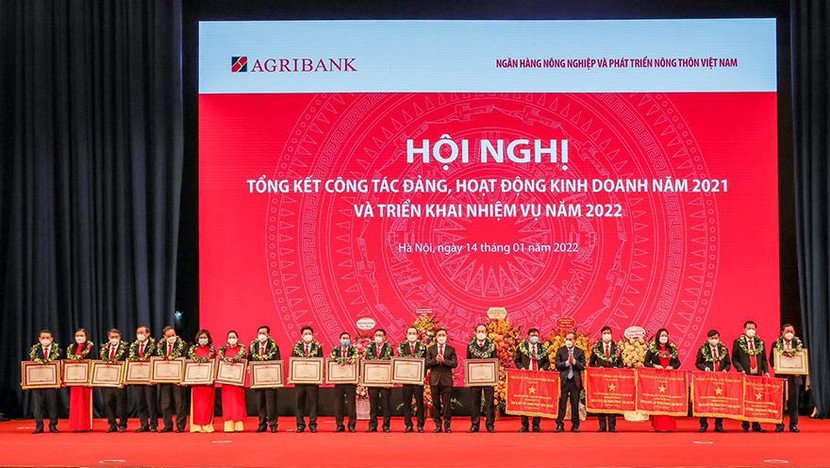 Trao tặng các danh hiệu thi đua cao quý của Nhà nước, Ngân hàng Nhà nước và Agribank cho các tập thể, cá nhân có thành tích xuất sắc Trao tặng các danh hiệu thi đua cao quý của Nhà nước, Ngân hàng Nhà nước và Agribank cho các tập thể, cá nhân có thành tích xuất sắc