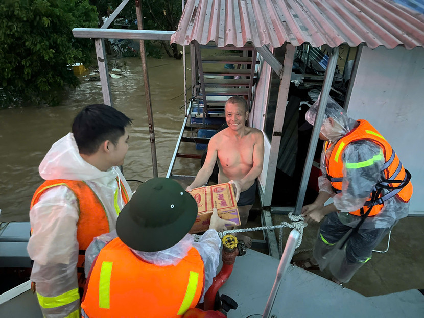 Nụ cười ấm áp giữa hoàn lưu bão số 10