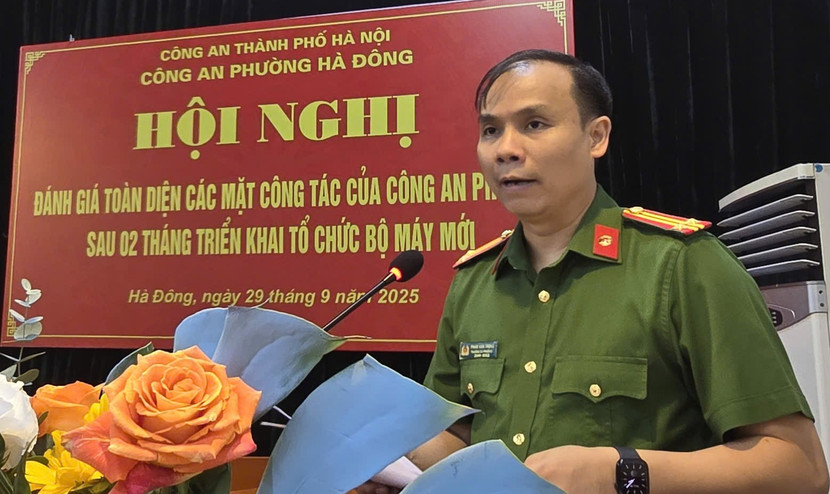 Chỉ huy Công an các xã Xuân Mai, Tam Hưng và phường Hà Đông báo cáo tại buổi làm việc