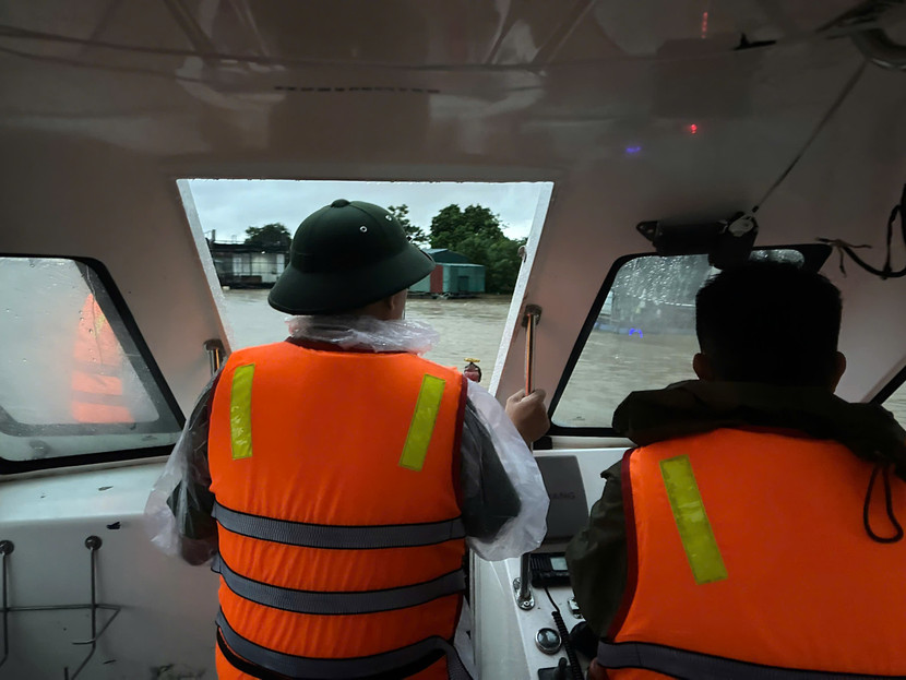 Quan sát, tìm kiếm và tiếp cận các hộ vạn chài trong vùng bị nước dâng cao