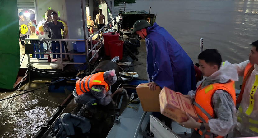 Những thùng mỳ tôm được trao gửi giữa lúc thiên tai khắc nghiệt