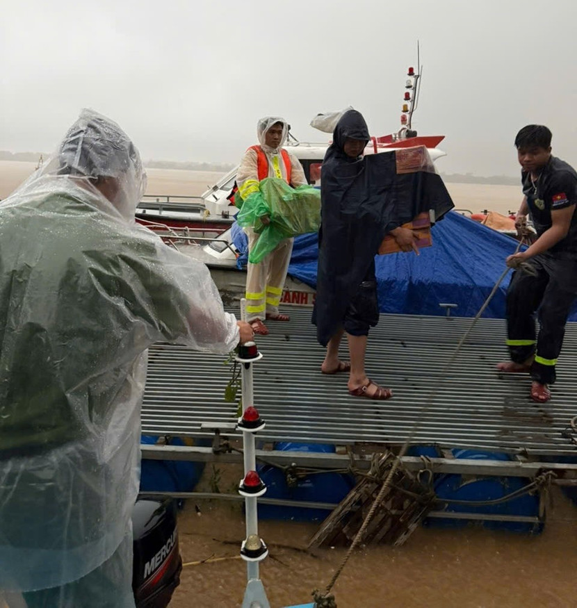 Cùng với thực phẩm, lực lượng chức năng hướng dẫn neo đậu cẩn thận phương tiện