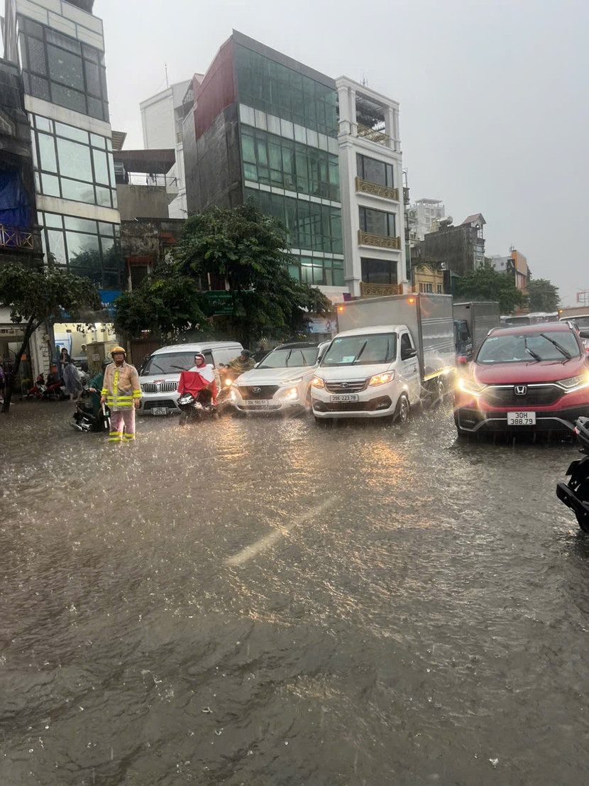 Lực lượng Công an Hà Nội bố trí tại điểm ngập sâu ở khu vực Hà Đông Lực lượng Công an Hà Nội bố trí tại điểm ngập sâu ở khu vực Hà Đông