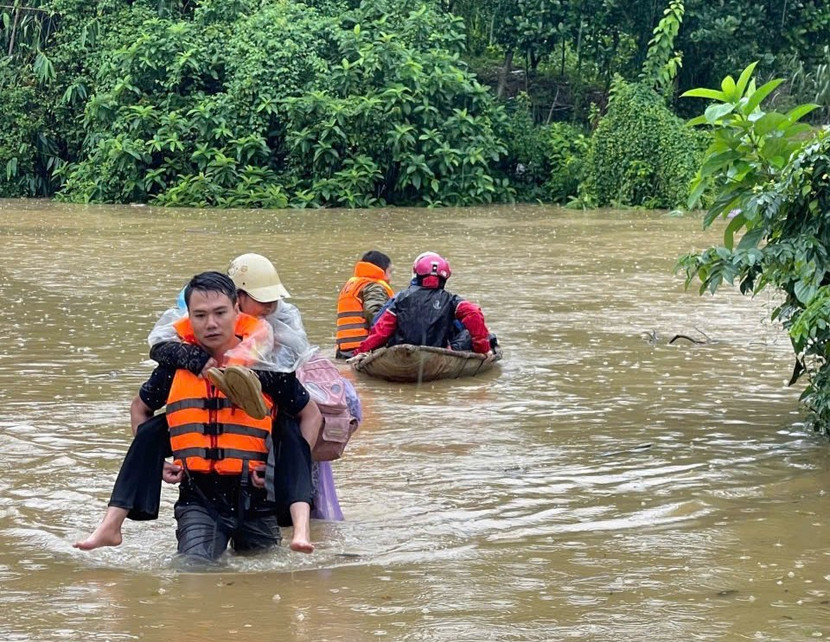 Lực lượng CAND không quản hiểm nguy giúp đỡ nhân dân