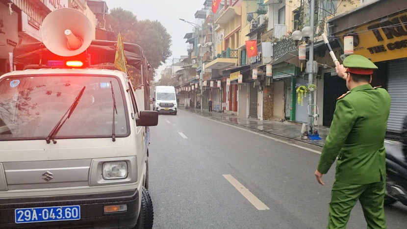 Lực lượng Công an cơ sở kiểm tra, nhắc nhở và xử lý phương tiện ô tô trên 16 chỗ hoạt động tại khu vực phố cổ, sáng 1-3