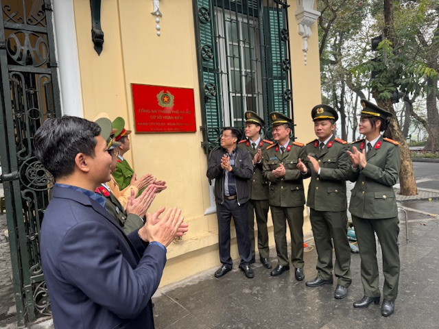 Phòng Hậu cần CATP phối hợp gắn biển "CATP Hà Nội - Cơ sở Hoàn Kiếm", sáng 1-3