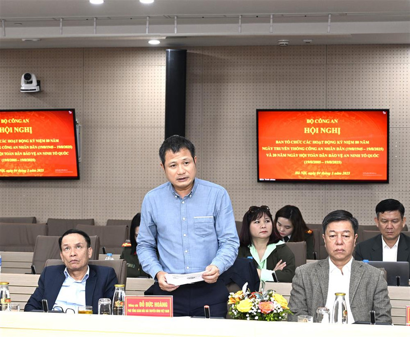 Các đại biểu tham luận tại Hội nghị. Các đại biểu tham luận tại Hội nghị.