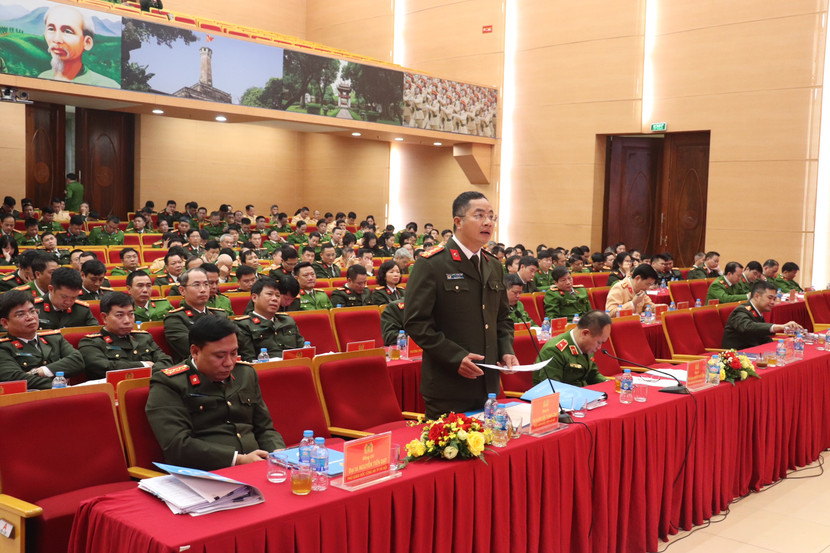Đại tá Nguyễn Thành Long - Phó Giám đốc CATP phát biểu tại hội nghị Đại tá Nguyễn Thành Long - Phó Giám đốc CATP phát biểu tại hội nghị