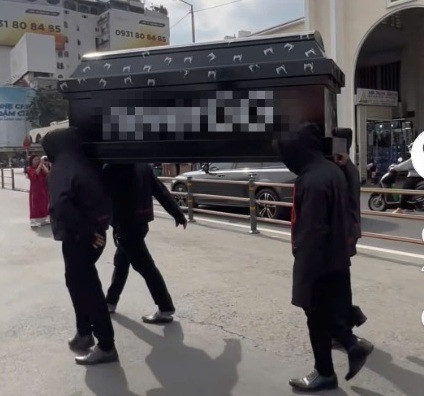 Hình ảnh các đối tượng khiêng quan tài diễu phố ở trung tâm TP.HCM gây bức xúc dư luận