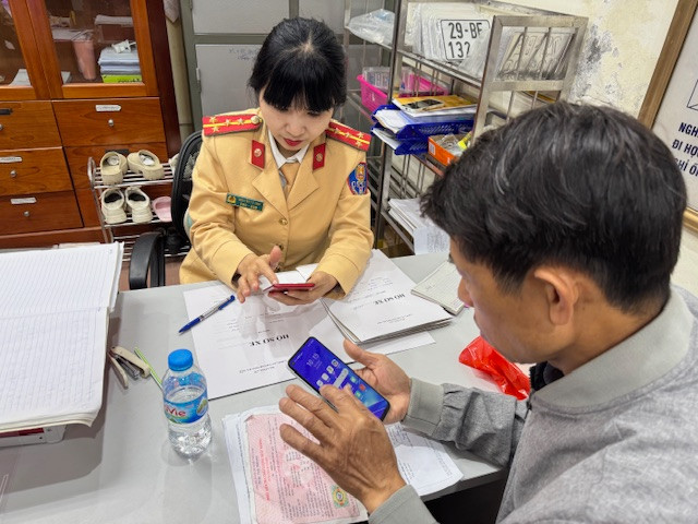 Trao đổi, hướng dẫn công dân thông tin liên quan trên không gian mạng